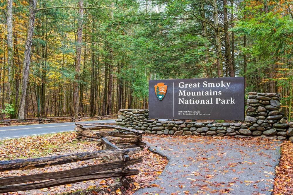 Mountain Villa Magnificent Views - 2 Pools, Fireplace & Hot Tub Gatlinburg Exterior photo